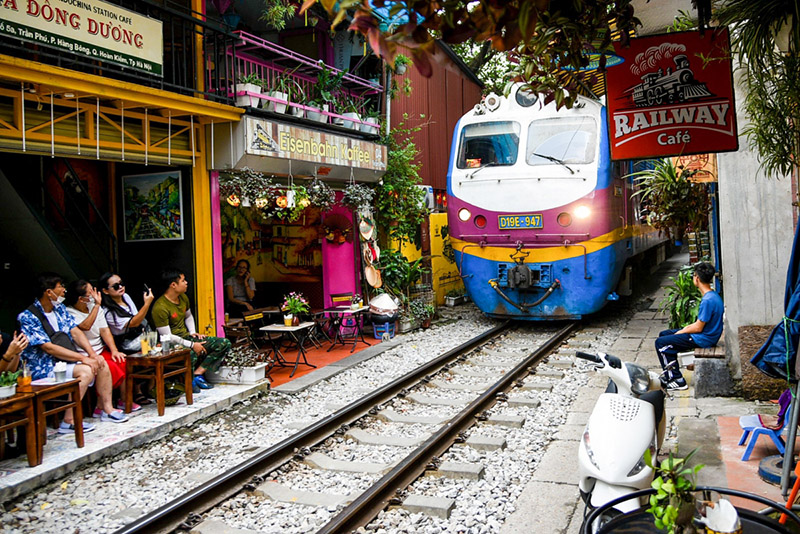 Photos of trains passing through Hanoi's narrow train street used to create a boom on social media.