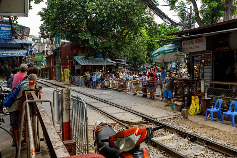 The entrance to Train Street is located at the intersection of Tran Phu and Phung Hung Street