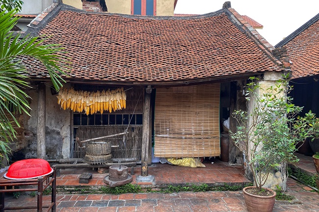 The old house of Mr Ha Huu The is a beautiful old house that deserves a visit Duong Lam ancient village.