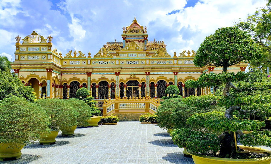 Vinh Trang Pagoda is the greatest pagoda of Tien Giang Province