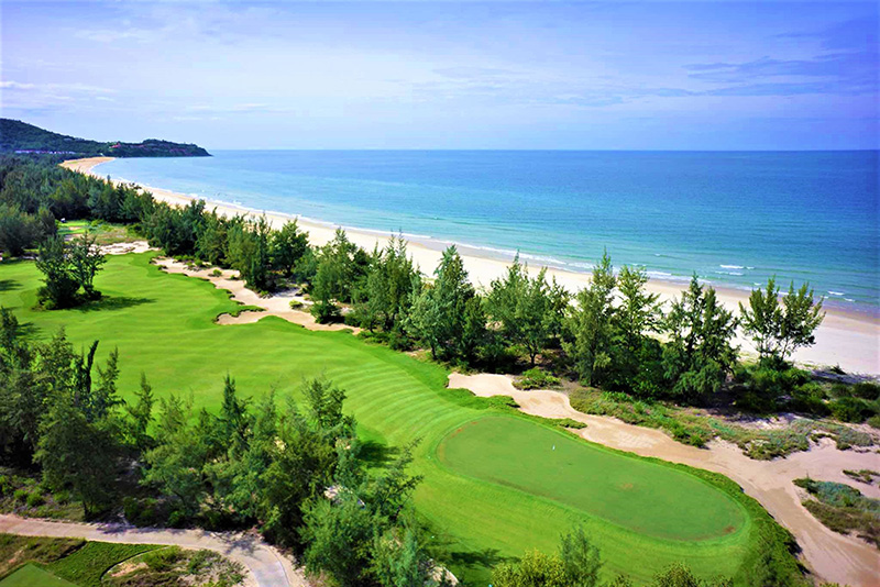 Laguna Lang Co Golf is embellished with lush vegetation and a spectacular sea view. 