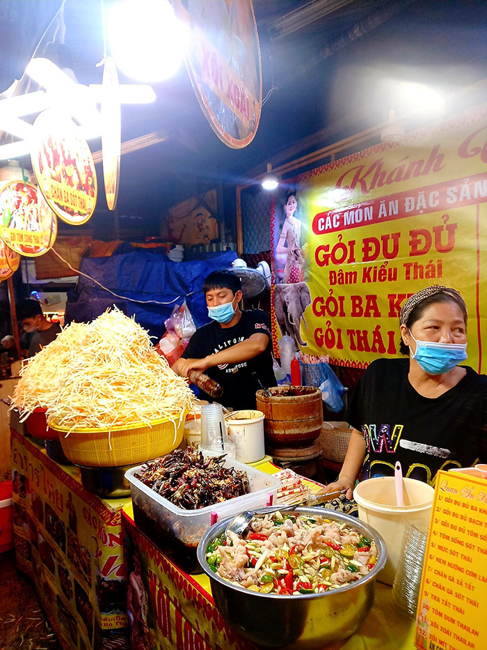 Full of delicious dishes on Ho Thi Ky food street