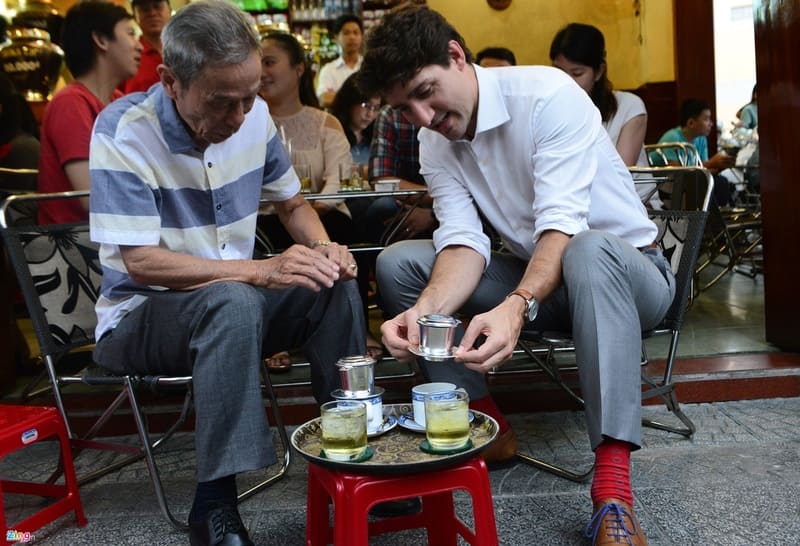 Prime Minister Justin Trudeau (Canada) enjoys coffee in Vietnam on the pavement