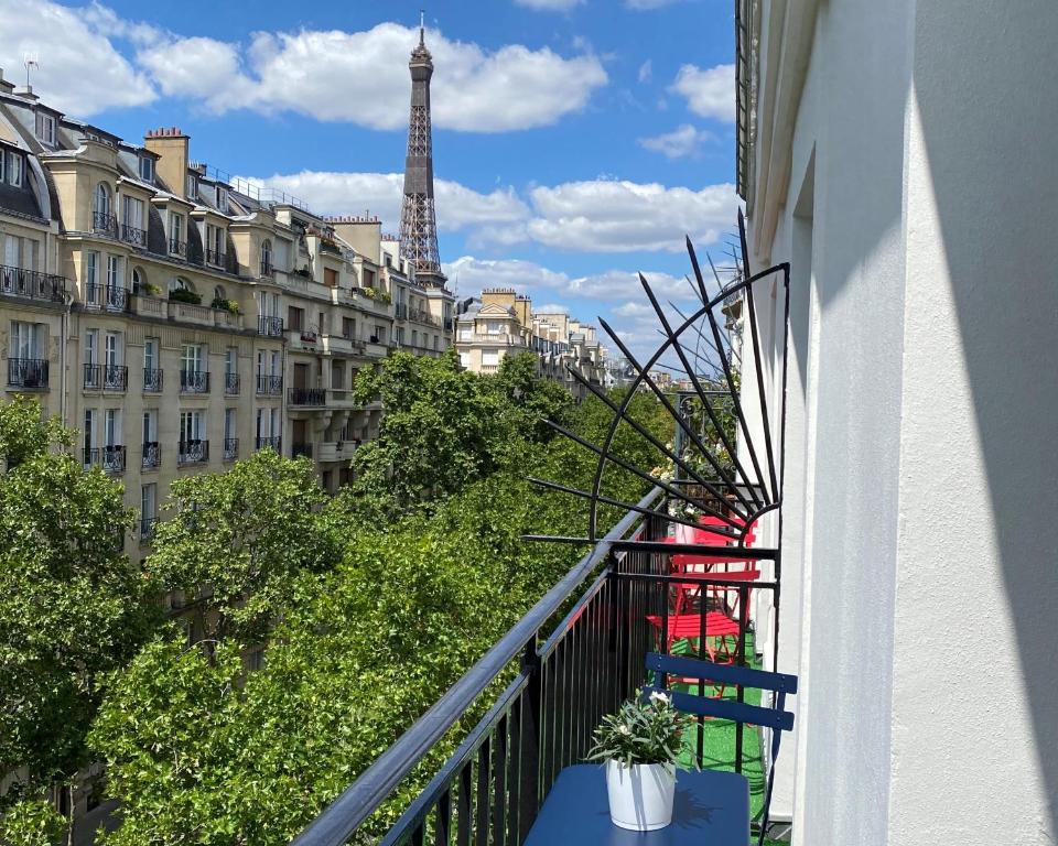 Hôtel Le Cercle Tour Eiffel is located just 500 feet from the Champ de Mars leading to the Eiffel Tower.