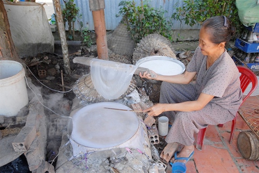 The manual process in Thuan Hung rice paper village