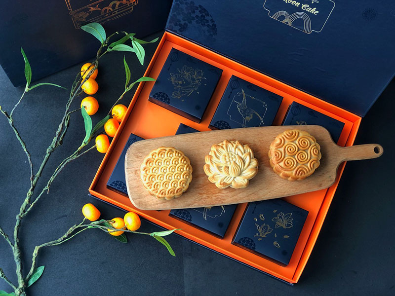 Mooncakes are usually given as gifts for family and friends.
