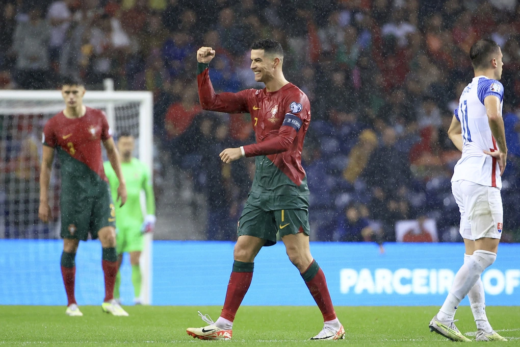 Cristiano Ronaldo tuổi 38 lập cú đúp, Bồ Đào Nha hiên ngang đến Đức!