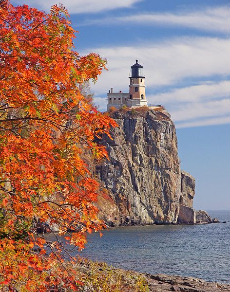 Split Rock lighthouse on the north shore of Lake Superior during autumn